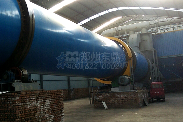 煤泥烘干在烘干過程中起到關鍵作用，選對設備可以說事半功倍，煤泥烘干機具體有什么優勢呢?煤泥烘干機主要是為煤泥降水，解決煤泥利用率低的難題，其主體采用滾筒樣式，內部零件均使用耐磨材料，熱效率高，無論是設